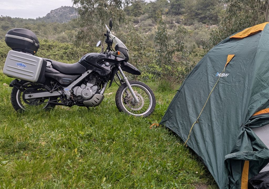BMW F650GS cu cortul