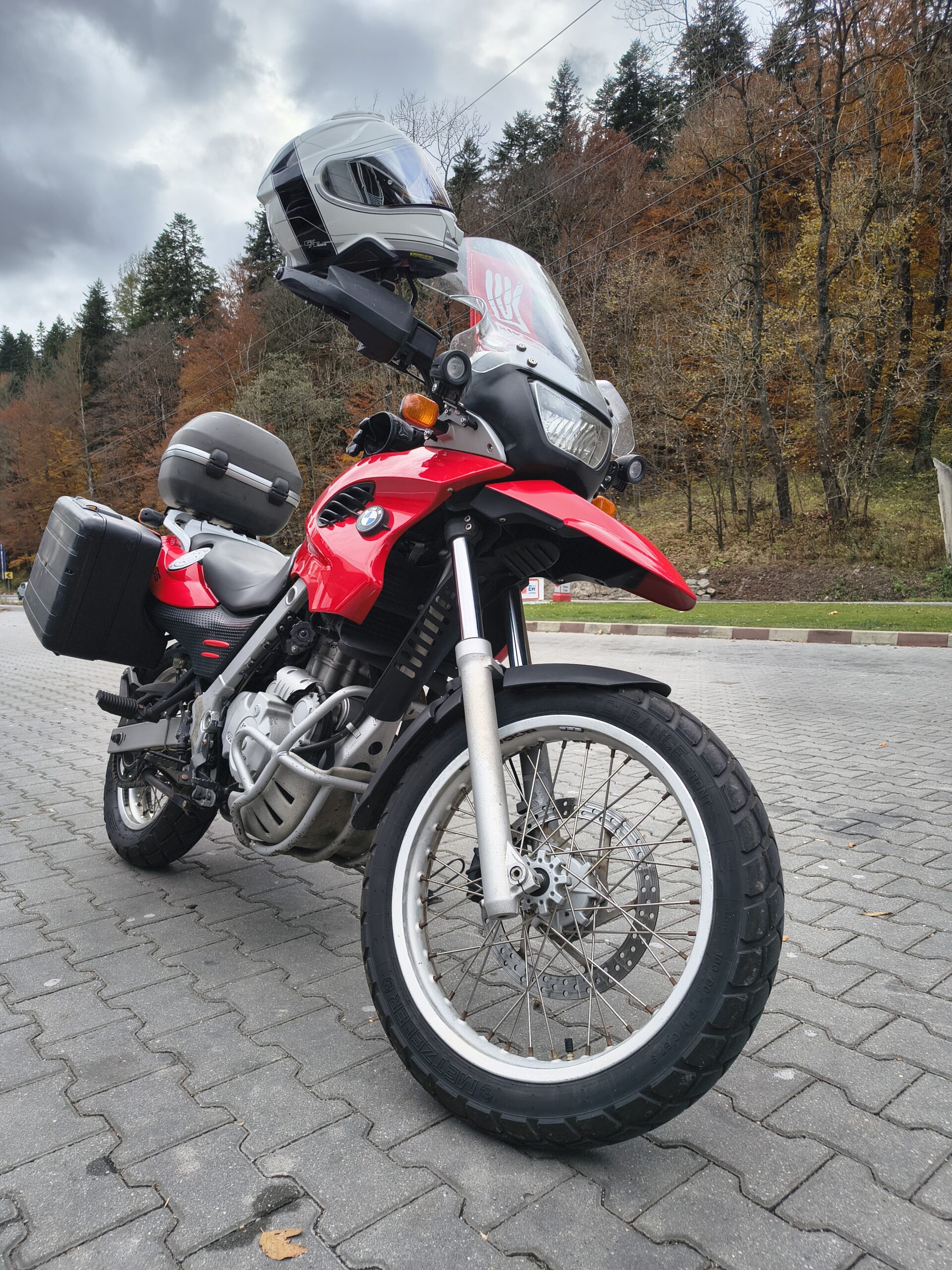 BMW F 650 GS 2007 motorcycle parked on a mountain road in Romania, perfect for touring with MOTOAVENTURA rentals BMW F 650 GS 2000 motorcycle on a scenic road in Romania, ready for adventure with MOTOAVENTURA motorcycle rentals BMW F 650 GS rental BMW motorcycle Romania Motorcycle rental Romania Scenic road Romania Adventure motorcycle rental Transfăgărășan motorcycle ride Motorcycle touring Romania BMW F 650 GS touring BMW F 650 GS 2000 BMW F 650 GS 2007 MOTOAVENTURA motorcycle rental Motorcycle exploration Romania Road-ready BMW motorcycle Off-road motorcycle Romania BMW F 650 GS mountain roads Brasov Transylvania Moto